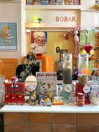 คาเฟ่บางแสน ตกแต่งด้วยArttoy เต็มร้าน 😍
