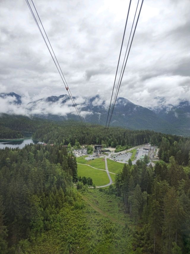 德國楚格峰纜車（Zugspitze Cable Car）－探索這座壯麗山巒的最佳方式🏔️✨，每一刻都令人心動不已📸🤩