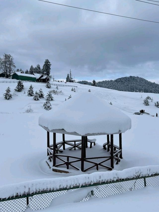 🏔️ Explore Gulmarg – A Paradise of Adventure & Beauty! ❄️