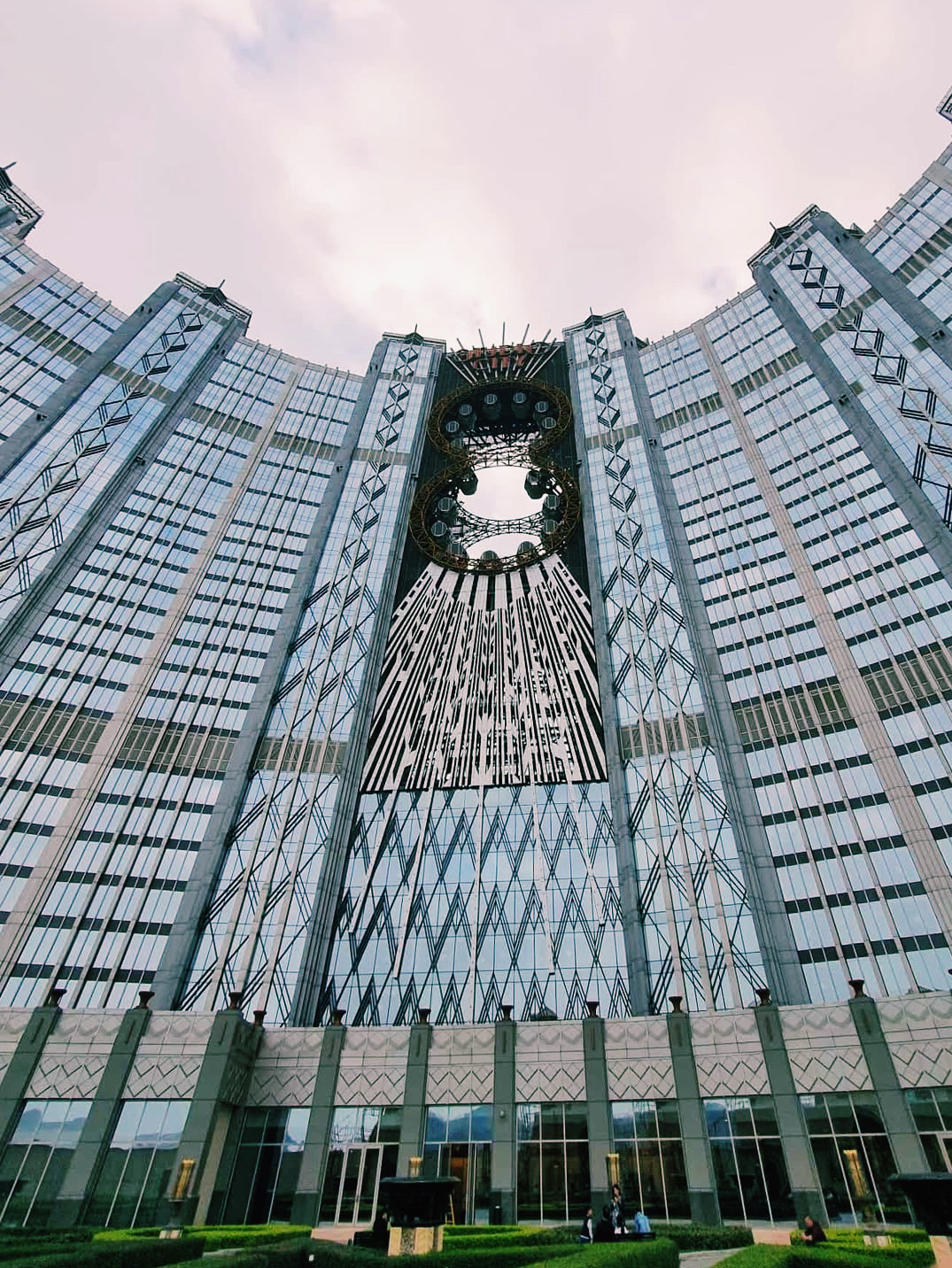 世界初の8の字観覧車！映画のような豪華ホテル🎡✨ | Trip.com マカオ