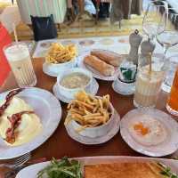 Amazing service and food by the seine river