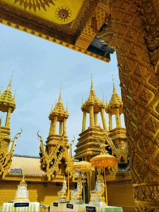 วัดจันทร์ตะวันตก สีเหลืองทองอร่าม งามตระการตา
