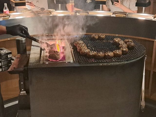 挽肉と米海港城分店😍排長龍人氣超高採用炭火燒烤的漢堡扒🥩三種不同食法分享😊