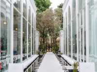 WhiteLine, the art of dining in white."