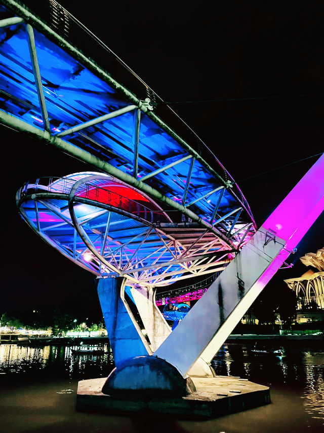 Darul Hana Bridge: Kuching’s Iconic Pedestrian Gateway and Instagram Favorite