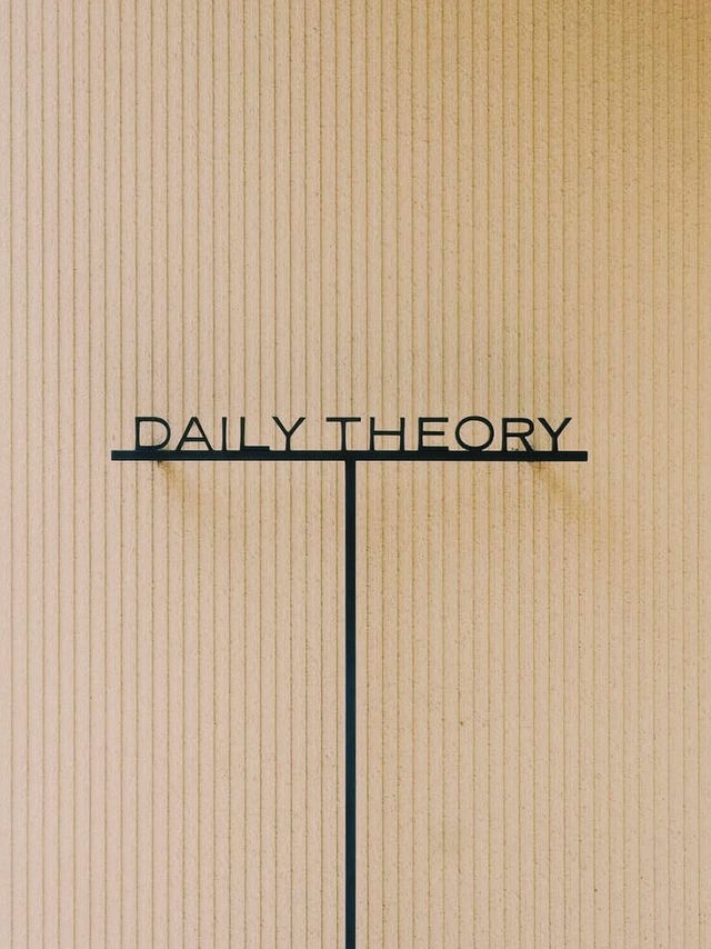 Daily Theory  : คาเฟ่สไตล์โมเดิร์น ใจกลางเจริญนคร