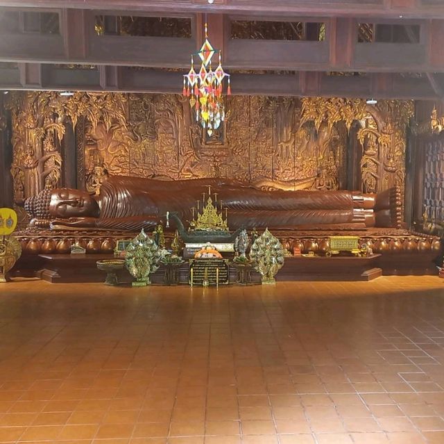 ไหว้พระและชมวัดสวยกลางป่า