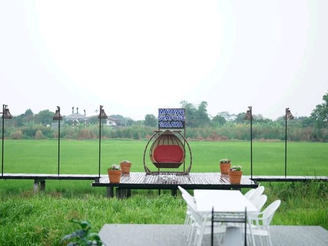 คาเฟ่ร้านอาหารซีฟู้ดวิวทุ่งนารางรถไฟ