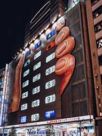 各種絢爛的霓虹燈招牌鋪天蓋地💕新宿歌舞伎町