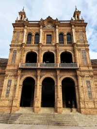 จตุรัสครึ่งวงกลม Plaza de España