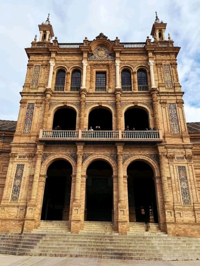 จตุรัสครึ่งวงกลม Plaza de España