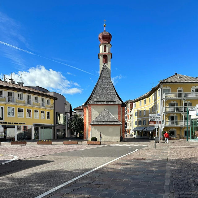 🏡 *Ortisei: A Woodcarver’s Fairytale in the Dolomites* ✨🌲