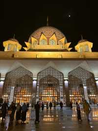 A Touch of Pink, A Moment of Peace – Putrajaya’s Iconic Gem