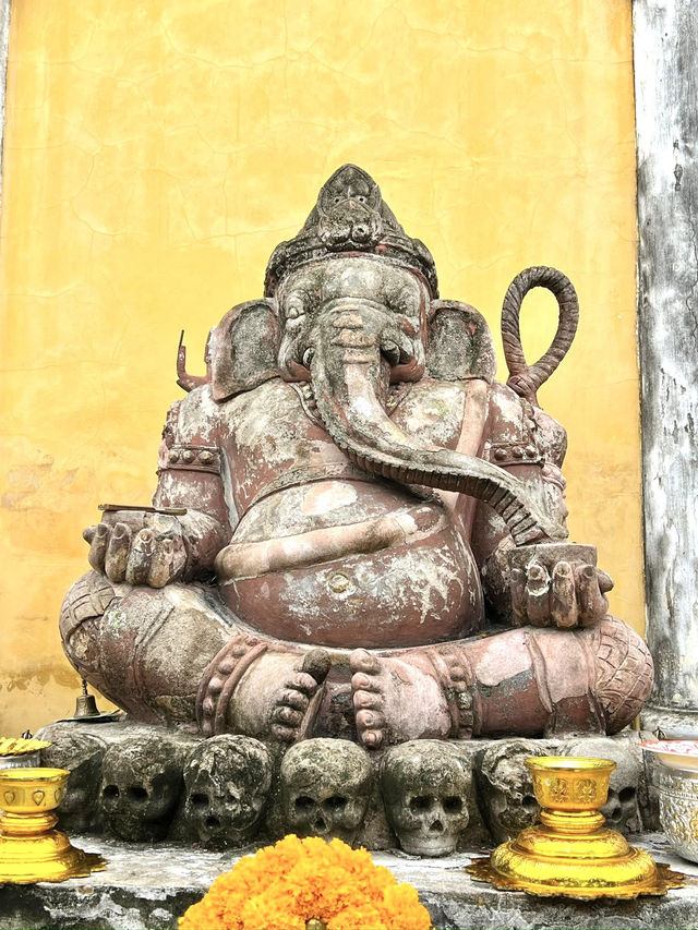 静けさの中に残る歴史の息吹。#ナコンルアン寺院 #タイ旅行