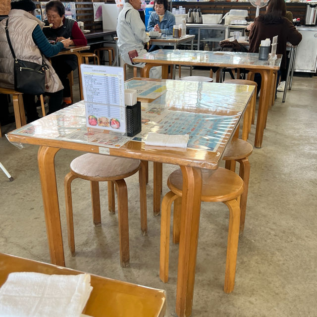 🐟早到才吃得到！名護漁港隱藏版海味食堂，生魚片新鮮厚切、魚湯鮮甜必點！