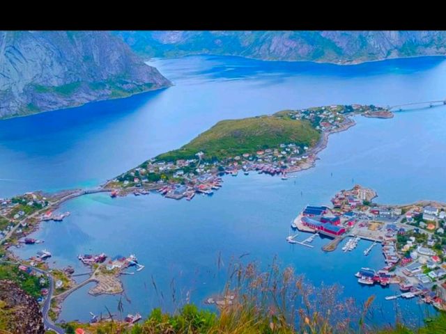  羅浮敦群島主要是以三個大島與周遭小島形成。