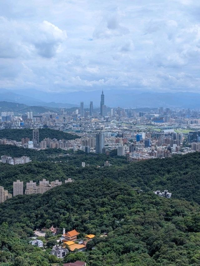 Serene views of Taipei from Bishanyan Temple