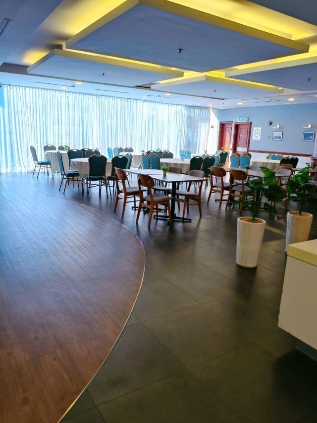 Explore Muar's Central Comfort: Classic Hotel - Your Gateway to Town & Taste!