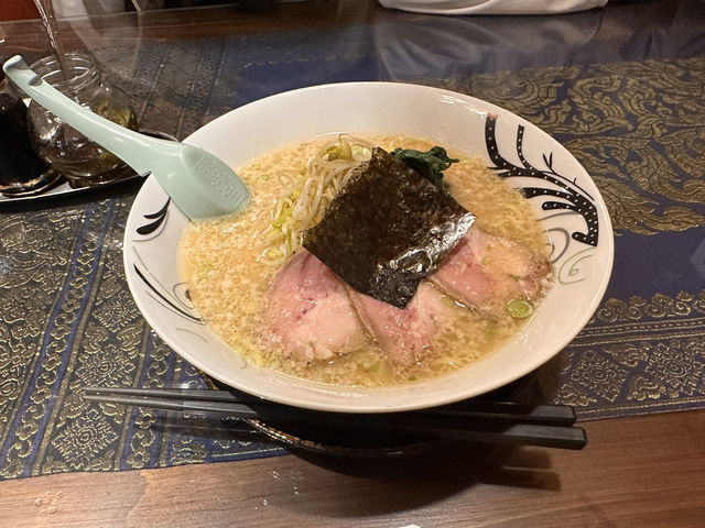 【Wa Cafe｜サンクリで出会える“本物”の日本の味】 — 異国でほっとするラーメンと家庭料理に出会える場所 —