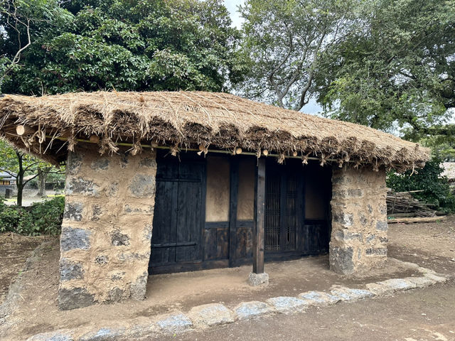 🏡一腳踏進濟州古代生活現場！《城邑民俗村》：這不只是村落，是一座活著的歷史博物館！🌾⛰️