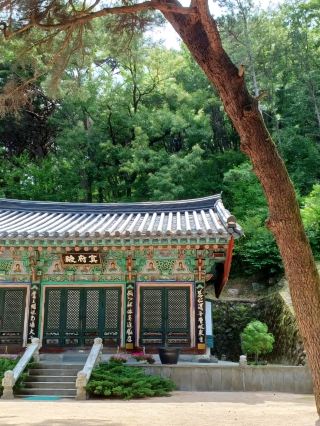 생각이 머무는 숲 속의 절