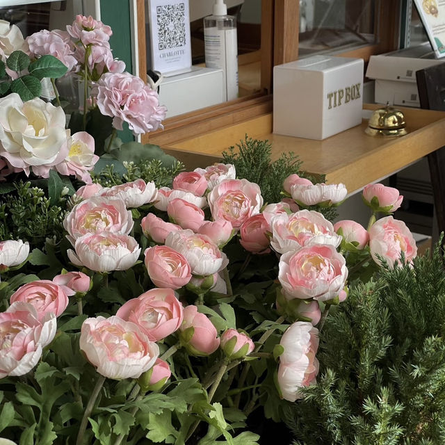 English Elegance & Doughnut Indulgence – My Visit to Charlotte Doughnuts Warehouse, Hat Yai