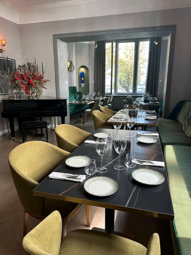 Restaurant & Rooftop Bar Savart