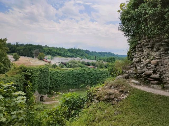 Strolling Around Rukhi Fortress
