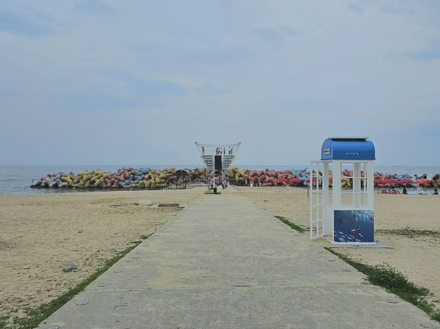 Gyeongpo Beach: A Solo Traveler’s Serene Escape on Gangwon’s Coast"** 🌊🏖️