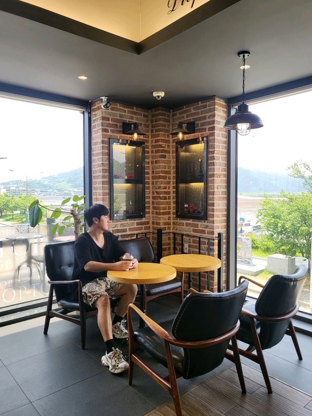 통창밖 자연풍경이 멋스런 영광카페