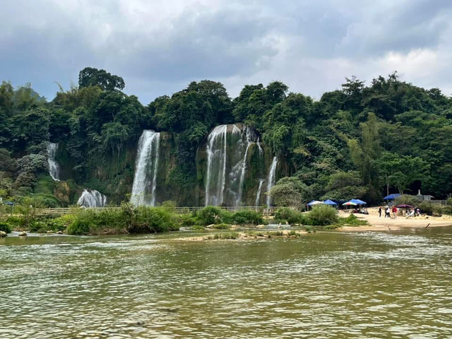 🌊 Detian Transnational Waterfall (德天跨国大瀑布) – A Natural Wonder Shared by Two Nations! 🌊 Detian Transnational Waterfall (德天跨国大瀑布) – A Natural Wonder Shared by Two Nations!