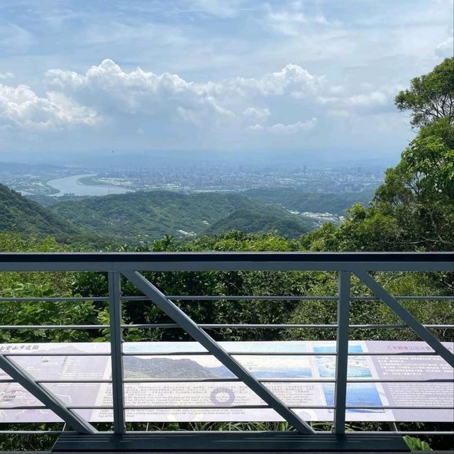 Ridge Walking with Ocean Views at Niugangling Mountain