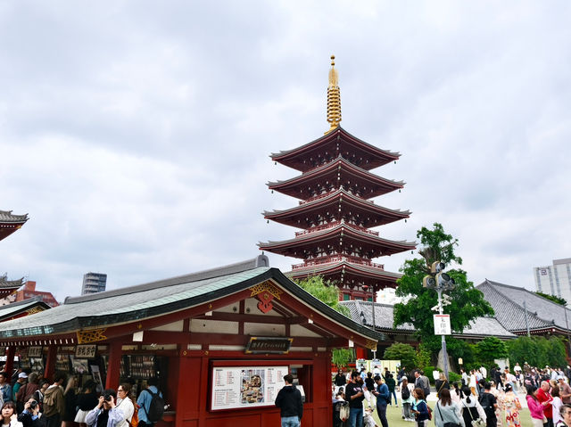 วัดเซ็นโซจิ (Sensoji Temple)  วัดเซ็นโซจิ (Sensoji Temple)