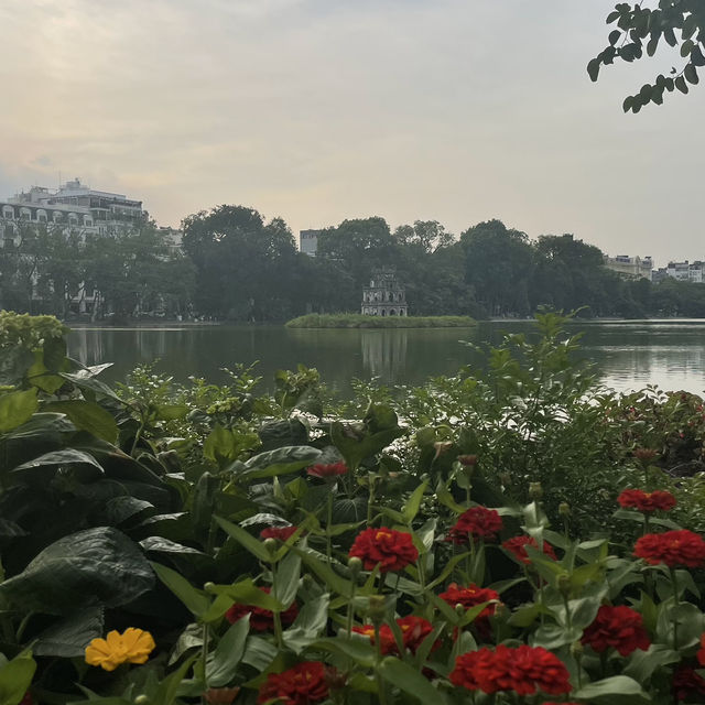 🐢✨ Hoàn Kiếm Lake – หัวใจของฮานอย 