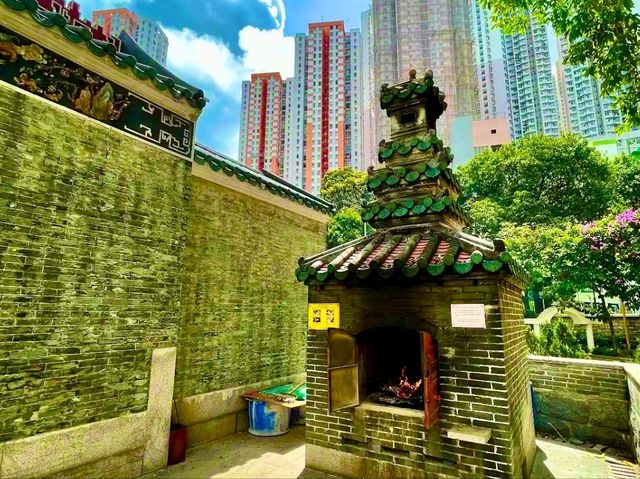 Tin Hau Temple, Aberdeen – A Tranquil Heritage Beside the Sea Tin Hau Temple, Aberdeen – A Tranquil Heritage Beside the Sea