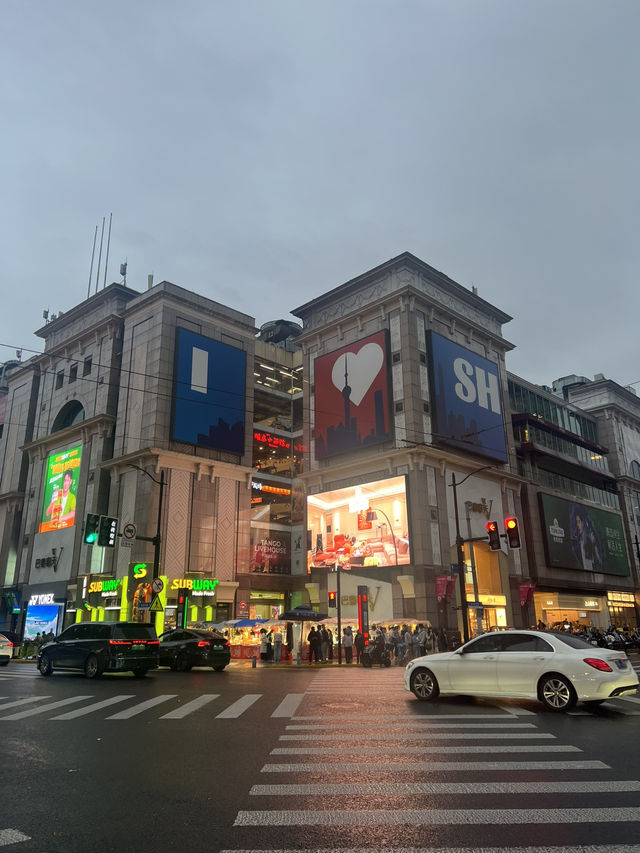 Couples’ Chill Weekend in Shanghai: Iconic Sights, Cloudy Vibes & Hidden Eats ☁️🏙️ Couples’ Chill Weekend in Shanghai: Iconic Sights, Cloudy Vibes & Hidden Eats ☁️🏙️