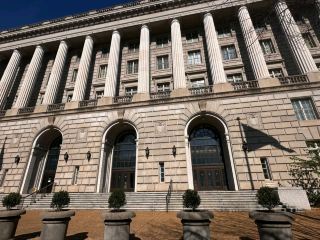 🍂 ฤดูใบไม้ร่วงในวอชิงตัน ดี.ซี.: การเดินทางผ่านประวัติศาสตร์และสีสันอันน่าจดจำ! 🇺🇸

ไม่มีช่วงเวลาไหนที่จะดีไปกว่าการมาเยือนเมืองหลวงของประเทศ เมื่ออากาศเย็นสบายของฤดูใบไม้ร่วงพัดผ่านเข้ามา เปลี่ยนแปลงเมืองให้งดงามด้วยสีส้ม แดง และทองอันน่าตื่นตา หลีกหนีจากฝูงชนและความร้อนระอุในช่วงฤดูร้อน เพื่อสัมผัสความงดงามที่สุดของกรุงวอชิงตัน ดี.ซี.

ภาพถ่ายของคุณบันทึกประสบการณ์อันเป็นเอกลักษณ์ของกรุงวอชิงตัน ดี.ซี.! จุดที่ต้องไปเยือนในภาพถ่ายของคุณ ได้แก่:

อาคารรัฐสภาสหรัฐอเมริกา: สง่างามยามค่ำคืน สัญลักษณ์แห่งประชาธิปไตยแบบอเมริกันแห่งนี้ ล้อมรอบด้วยต้นไม้ในฤดูใบไม้ร่วงอย่างสวยงาม

ทำเนียบขาว: ถ่ายภาพคฤหาสน์ผู้บริหารอันโดดเด่น

อนุสรณ์สถานลินคอล์น (มองจากสระสะท้อนแสง): อนุสรณ์สถานอันทรงพลังที่มอบทัศนียภาพอันตระการตา โดยเฉพาะอย่างยิ่งเมื่อมองจากใบไม้เปลี่ยนสีในฤดูใบไม้ร่วงที่เรียงรายอยู่บนถนนเนชั่นแนล มอลล์

อนุสาวรีย์วอชิงตัน: ​​ตั้งตระหง่านเหนือเมือง เป็นจุดศูนย์กลางที่น่าตื่นตาตื่นใจ โดยเฉพาะอย่างยิ่งเมื่อเปิดไฟส่องสว่างในเวลากลางคืน

อนุสาวรีย์ประวัติศาสตร์: ค้นพบประวัติศาสตร์อันยาวนานของเมืองด้วยการเยี่ยมชมอนุสรณ์สถานต่างๆ เช่น อนุสรณ์สถานเคานต์เดอโรชอมโบ อนุสรณ์สถานแธดเดียส คอสซิอุสโก (ทั้งสองแห่งสร้างขึ้นเพื่อเป็นเกียรติแก่วีรบุรุษแห่งการปฏิวัติอเมริกา) และรูปปั้นม้าอันน่าประทับใจของซิมอน โบลิวาร์ ผู้ปลดปล่อย

เพื่อชมใบไม้เปลี่ยนสีในฤดูใบไม้ร่วงที่งดงามที่สุด วางแผนการเดินทางของคุณตั้งแต่ปลายเดือนตุลาคมถึงต้นเดือนพฤศจิกายน นอกจากอนุสรณ์สถานแล้ว ลองหาเวลาไปขับรถชมวิวหรือเดินป่าในอุทยานแห่งชาติเชนันโดอาห์ (ตามภาพวิวภูเขาอันน่าทึ่งของคุณ) หรือสำรวจสีสันฤดูใบไม้ร่วงในเมืองที่เนชั่นแนลมอลล์ ไทดัลเบซิน หรือร็อคครีกพาร์ค

การเดินทางในฤดูใบไม้ร่วงสู่กรุงวอชิงตัน ดี.ซี. ผสมผสานประวัติศาสตร์และวัฒนธรรมระดับโลกเข้ากับความงามทางธรรมชาติอันน่าทึ่ง มอบประสบการณ์ที่หาที่เปรียบไม่ได้ ให้ความรู้สึกราวกับเดินอยู่บนโปสการ์ดที่มีชีวิตชีวา