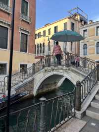 좁은 골목과 작은 운하가 만들어낸 로맨틱한 도시