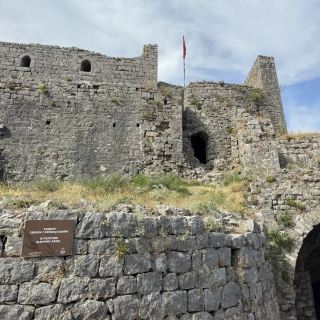 🏰✨ ЗАМОК РОЗАФА — ДРЕВНЯЯ КРЕПОСТЬ НА ВЕРШИНЕ ХОЛМА В АЛБАНИИ 🇦🇱🌄