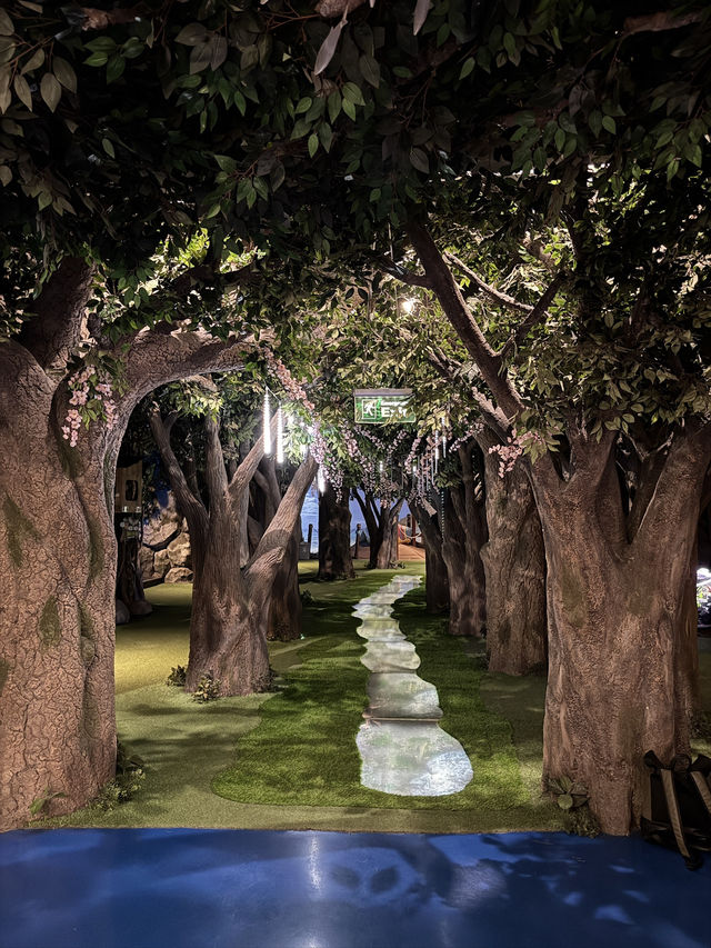 Aquarium Raksasa di Dalam Mall