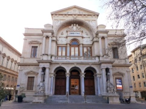 Avignon is one of the liveliest cities in Provence, the European art and culture center💫! The Avignon Arts Festival every July is not only the largest theatrical performance event in the world, but also one of the oldest and most famous performing arts festivals in France.

Walking through this city full of monumental atmosphere, across the alley corners, many churches, bell towers, museums are hidden, it is perfect for a slow stroll and feel the quiet atmosphere left by history. 🕍⛪️

After staying in Avignon for five days, one day (Sunday) had the best feeling - the street shops were not open, there was no bustle, walking through every corner of the old town there was a "time frozen" tranquility, tranquil like a painting! 📸

The picture is during the day, the classic castle architecture with two minarets, with a clear sky, feel the European humanities!

[Information on major attractions in Avignon]
📍Location: Avignon, France
⏰ Avignon Arts Festival Date: July every year
🗺️ Features: Ancient church, bell tower, museum, performing arts festival
---