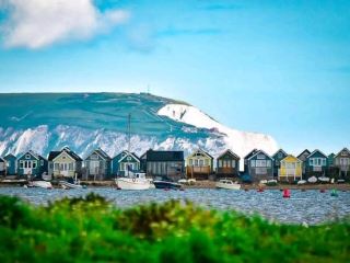 หนึ่งในสถานที่ที่เจ๋งที่สุดในภาคใต้ของอังกฤษ เดินทางสะดวกด้วยเรือเฟอร์รี่และมีเครือข่ายรถโดยสารที่ดี