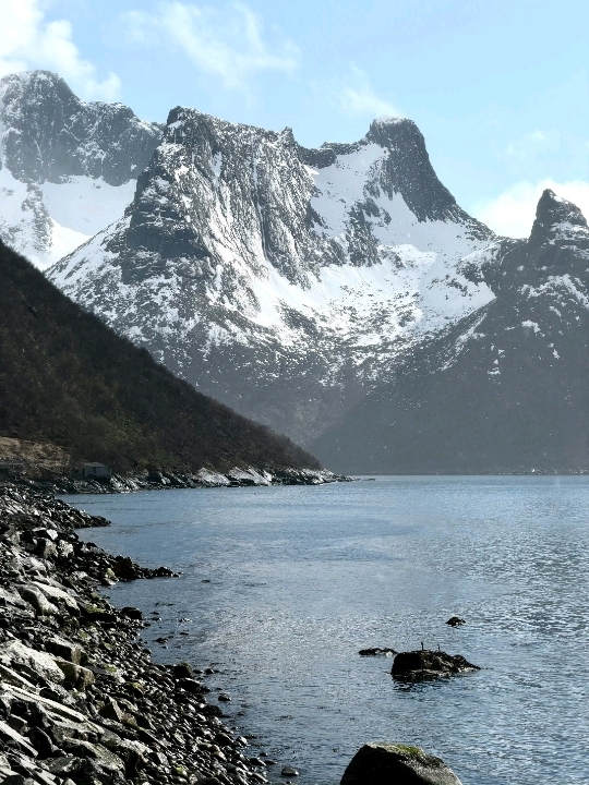 セニヤ島 — 山、海、そして北極の光が織りなすノルウェーの最果て。