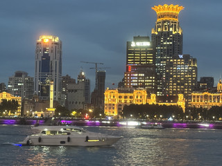 上海外滩:江景、摩天大樓、夜色光影——都市魅力全線解鎖
想體驗一次由晨光到夜色,被浦江風光與精緻生活包圍的旅行?上海外灘自由行可以滿足你對都市假日的所有幻想!這次和朋友在浦東深度漫遊,橫掃東方明珠旅遊碼頭、上海國際會議中心再一路步行到人氣爆燈的外灘觀景台,最終下榻景觀與地理位置都不輸的上海東方濱江大酒店(國際會議中心)。想知道怎樣走遍江畔人氣地標,順便享受超正江景住宿體驗?收藏這篇就夠!
📸 行程推薦亮點
1. 步行串連經典江畔地標,你的朋友圈不再都是老外灘打卡照!
2. 全程交通超方便,景點之間幾乎靠走路就搞定,真正零壓力。
3. 入住可以「賴」着看夜景的江景酒店,玩到最盡。
上海外灘沿江漫遊指南
1️⃣ 東方明珠旅遊碼頭
地址:上海市浦東新區濱江大道2852號(東方明珠旁)
開放時間:10:00-22:00(21:00止入場)
在浦東核心地段的東方明珠旅遊碼頭不只是乘船遊江的起點,附近還有超多適合拍照的大草坪和開放空間,視野直撃陸家嘴三大摩天樓,附近也有不少咖啡館可悠閒小憩。建議傍晚時分到碼頭,天氣好時浦江兩岸的光影非常出片。
2️⃣ 上海國際會議中心
地址:濱江大道2727號
開放時間:08:30-16:30
這裡不只是舉辦大會和峰會的高大上地標,其實外部大面積露台和步道超適合賞景。從會議中心外望,外灘經典「萬國建築群」一字排開,黃浦江上的郵輪穿梭,自帶電影畫面感。如果時間允許還可以沿江邊步行,慢慢欣賞兩岸建築。
3️⃣ 外灘觀景台
地址:黃浦區中山東一路226號
開放時間:全天
外灘永遠是在魔都經典中佔有一席的景點。不論是日間還是夜幕降臨,觀景台都總是人流不斷——建議晚上8-9點人流高峰前趁早卡位。最值得的是對岸浦東的陸家嘴天際線,和身後的外灘萬國建築群一起,感受老上海與新上海的絕美交融。
4️⃣ 上海東方濱江大酒店(國際會議中心)——極致江景住宿
地址:浦東新區濱江大道2727號
作為浦東核心區的江景酒店,地理位置沒的挑,步行到以上所有地標都十分方便。房間有落地窗,夜間江對岸萬國建築群燈光秀直接飽覽無遺,絕對值得!酒店客房舒適,設施齊全(智能馬桶、空氣淨化器和迷你吧等一應俱全),如果對早餐講究的話這裡選擇很多,中西合璧都能滿足。
✅ 實用Tips from親身體驗
· 外灘步道即使平日也超多人,記得提早卡位想好最佳拍照角度
· 不怕踩點建議安排在日落時段,浦江兩岸夜景會有意想不到的驚喜
· 上海公共交通發達,地鐵2號線陸家嘴站步行即可到達外灘、明珠塔、酒店,完全不必擔心打車難
· 酒店隔音一般,較淺眠的朋友可以主動向前台索取高層安靜房
· 現場不少露天咖啡館:外灘觀景台附近有「VVG」「Starbucks Reserve」,坐在窗邊看江景超愜意
🍜 美食推薦
· 不想出遠門,直接在東方濱江大酒店裏就能吃到經典牛肉麵和上海本幫菜
· 想吃小吃的話,建議前往外灘源頭附近的新式輕食店,或陸家嘴中心的商場找高人氣餐廳
#外灘夜景 #上海自由行 #江景住宿 #魔都美食 #上海步行游