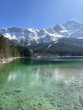 Germany’s Crystal-Clear Alpine Lake at the Foot of the Majestic Zugspitze 🇩🇪🏔️💧✨