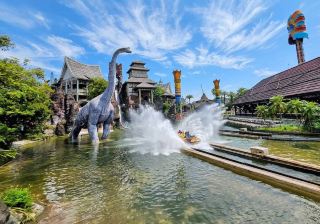 Leofoo Village Theme Park is a renowned theme park located in Guansi Township, Hsinchu County, Taiwan. It combines five exotic land-based theme villages with a water park open in summer, and is also Taiwan's only eco-wildlife theme park.

The park's themed zones cover 75 hectares and are mainly divided into the following core areas: American West: Set in a 19th-century American West town, featuring the classic suspended spiral roller coaster "Soaring Eagle" and mining wagons. South Pacific: A tropical island theme, featuring the heart-pounding freefall ride "Wrath of the Gods" and whitewater rafting. Arabian Palace: Featuring Islamic architecture, with the popular indoor Sultan's Adventure ride. African Tribe: Taiwan's only open-air wildlife park, where visitors can ride a steam train or a wild animal bus to observe herbivores and predators up close. Leofoo Water Park: Open only in summer each year, offering refreshing water slides and a wave pool.

The renowned annual Halloween festival in Tombstone Town: Held every autumn, it is Taiwan's most famous large-scale Halloween costume and haunted house festival, attracting a large number of tourists.

#taiwan #Hsinchu #LeofooVillage