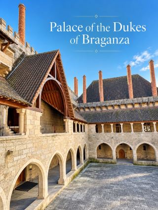 🇵🇹 Palace of the Dukes of Braganza | Guimarães, Portugal 🏰✨

อีกหนึ่งสถานที่ในโปรตุเกสที่สวยและมีเสน่ห์มาก ๆ เป็นพระราชวังเก่าแก่ที่ตั้งอยู่ในเมือง Guimarães แค่เดินเข้ามาก็รู้สึกเหมือนได้ย้อนเวลากลับไปในยุคกลางเลย

ชอบสถาปัตยกรรมของที่นี่มาก โดยเฉพาะกำแพงหิน ซุ้มโค้งที่เรียงต่อกัน หลังคากระเบื้อง และปล่องไฟอิฐสูง ๆ ที่เป็นเอกลักษณ์ของพระราชวัง ทุกมุมดูคลาสสิกและมีรายละเอียดสวยมาก

มุมที่ชอบที่สุดคือลานกว้างตรงกลางพระราชวัง บรรยากาศดูเงียบสงบ ยิ่งตอนที่แสงแดดตกกระทบกับกำแพงหิน ตัดกับท้องฟ้าสีฟ้า ยิ่งทำให้ที่นี่สวยขึ้นไปอีก ถ่ายรูปออกมาแทบไม่ต้องแต่งอะไรเพิ่มเลย 📸🤎

ภายในพระราชวังยังมีห้องต่าง ๆ ให้เดินชม ทั้งเฟอร์นิเจอร์โบราณ พรมตกแต่ง และข้าวของที่สะท้อนเรื่องราวของชนชั้นสูงในอดีต ใครที่ชอบเที่ยวชมอาคารเก่า ๆ หรือสถานที่ที่มีประวัติศาสตร์น่าจะถูกใจมาก

เป็นอีกหนึ่งสถานที่ที่อยากแนะนำถ้ามาเที่ยวเมือง Guimarães เพราะนอกจากจะได้ชมความสวยงามของสถาปัตยกรรมแล้ว ยังได้สัมผัสบรรยากาศของโปรตุเกสในอีกมุมหนึ่งด้วย

📍 Palace of the Dukes of Braganza
📍 Guimarães, Portugal 🇵🇹

#PalaceOfTheDukesOfBraganzaaganza #Guimaraes #Portugal #เที่ยวโปรตุเกส #รีวิวเที่ยวต่างประเทศศ #เที่ยวยุโรป #TravelPortugal #EuropeTrip