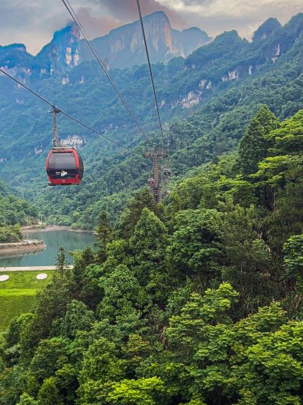 The longest cable car in the world and a 90° climb: Tianmen!