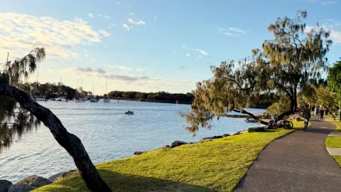 🌴 Sunset, sea breeze, and peaceful moments at La Balsa Park. 🌅✨ — traveler post in Mooloolaba
