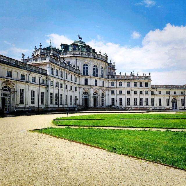 Stupinigi Palace: A Masterpiece Amidst Turin's Splendor 🫎
